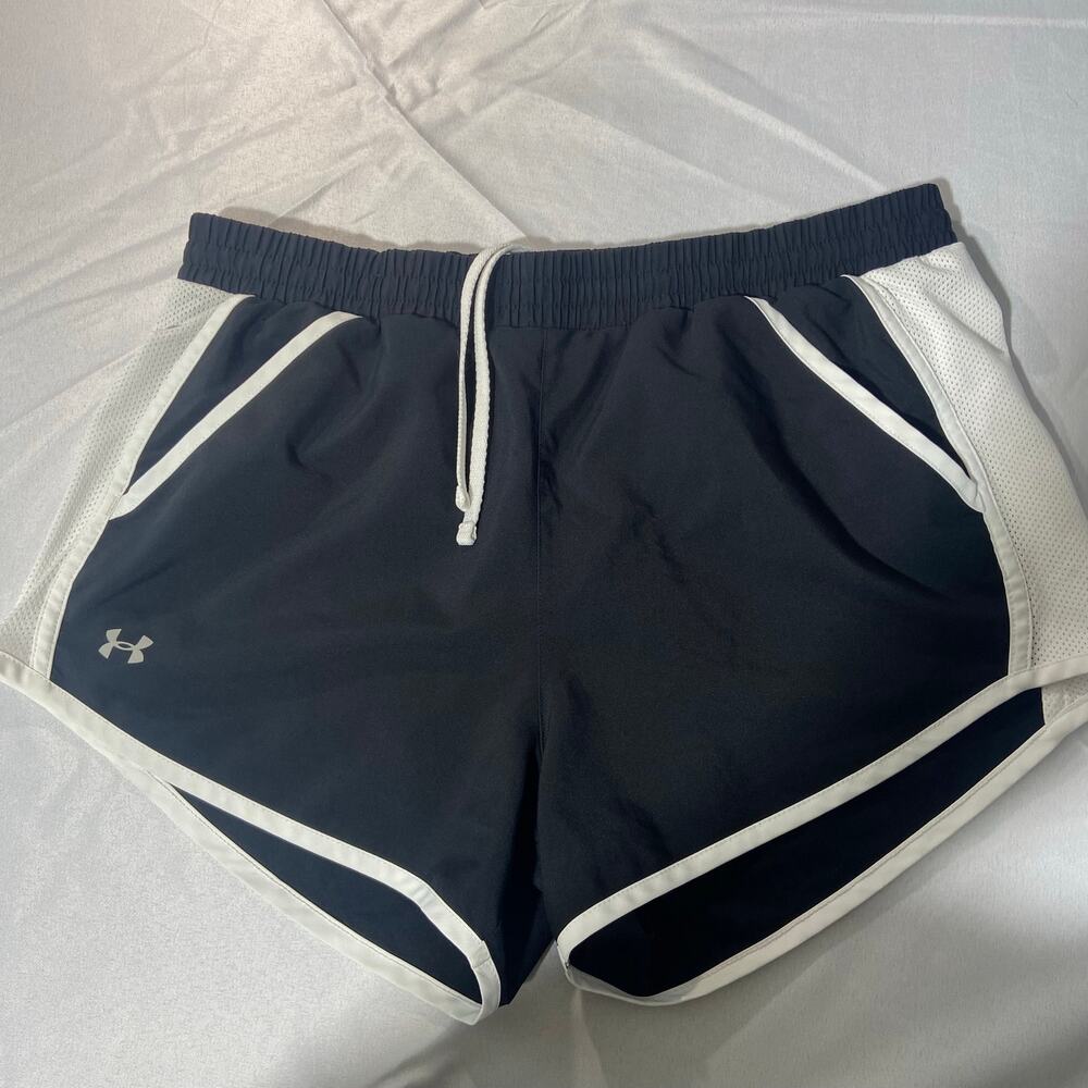 Women’s Black Under Armour Loose Heatgear Running Shorts Small